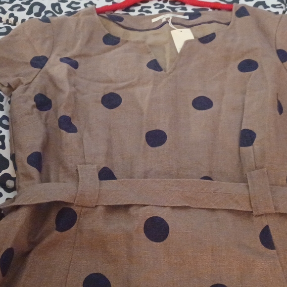 Bodin  Dress below the knees. Brown with black dots throughout the dress. - Picture 7 of 9